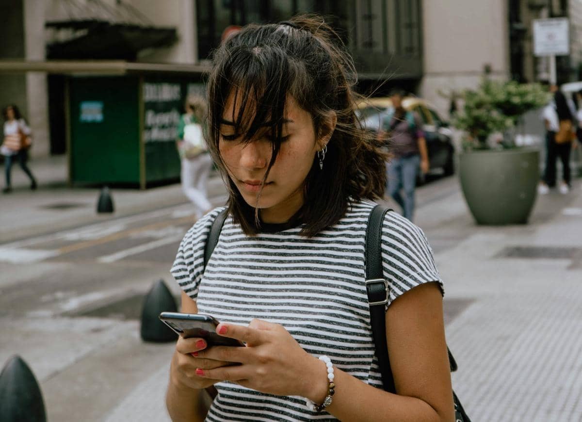 Kenapa Sekarang Orang Lebih Nyaman Curhat di Threads daripada Teman Sendiri