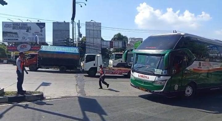 Bus AKAP Nekat Lewat di Jalan Prof Hamka Semarang, Diminta Putar Balik