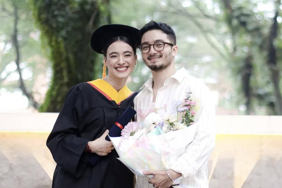 7 Potret Mawar de Jongh Wisuda S1, Bryan Domani Kasih Bunga Spesial
