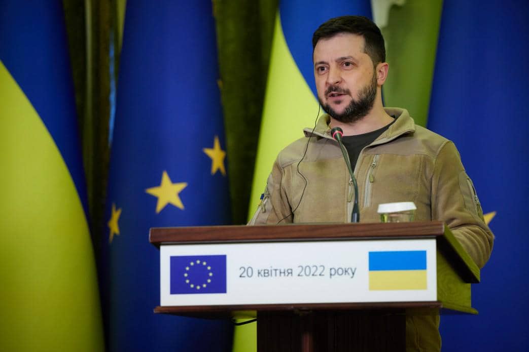 Volodymyr Zelenskyy sedang berpidato.