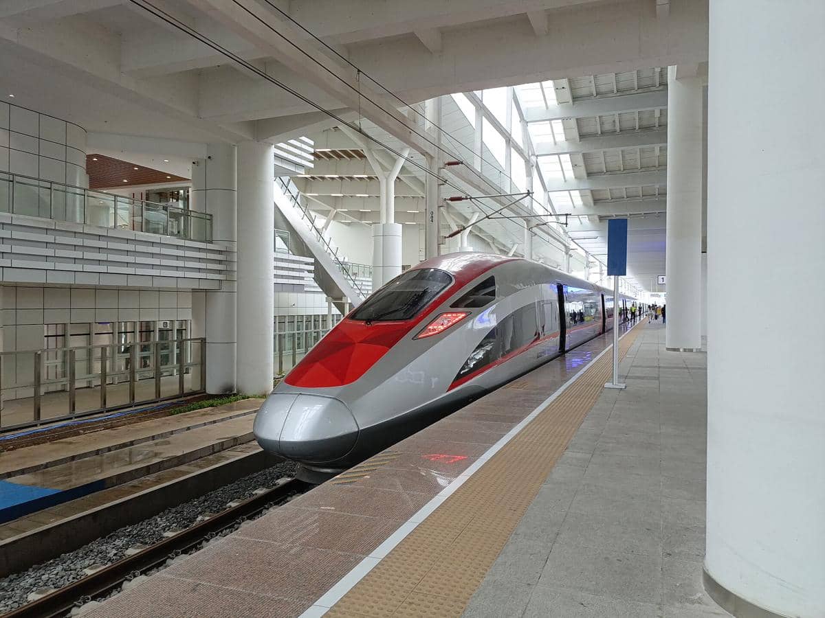 Pemandangan kereta Whoosh yang sedang parkir di Stasiun Tegalluar.