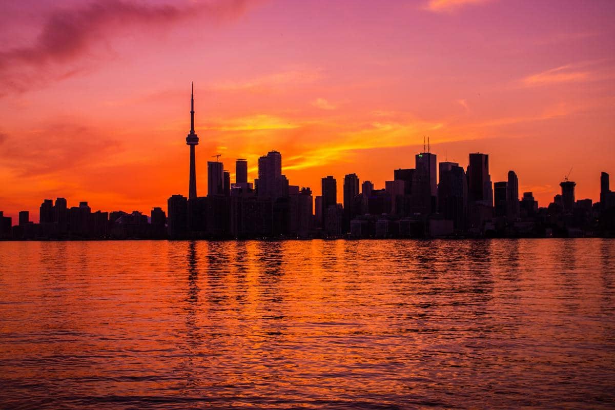 ilustrasi matahari terbenam di Lake Ontario