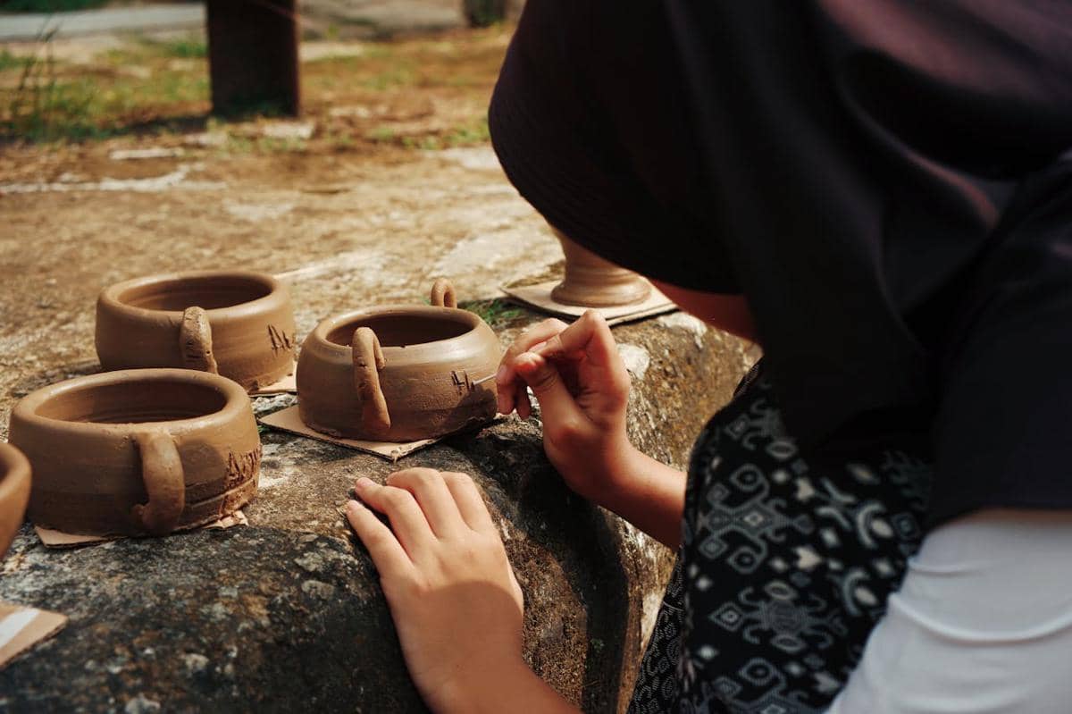 menghias gerabah