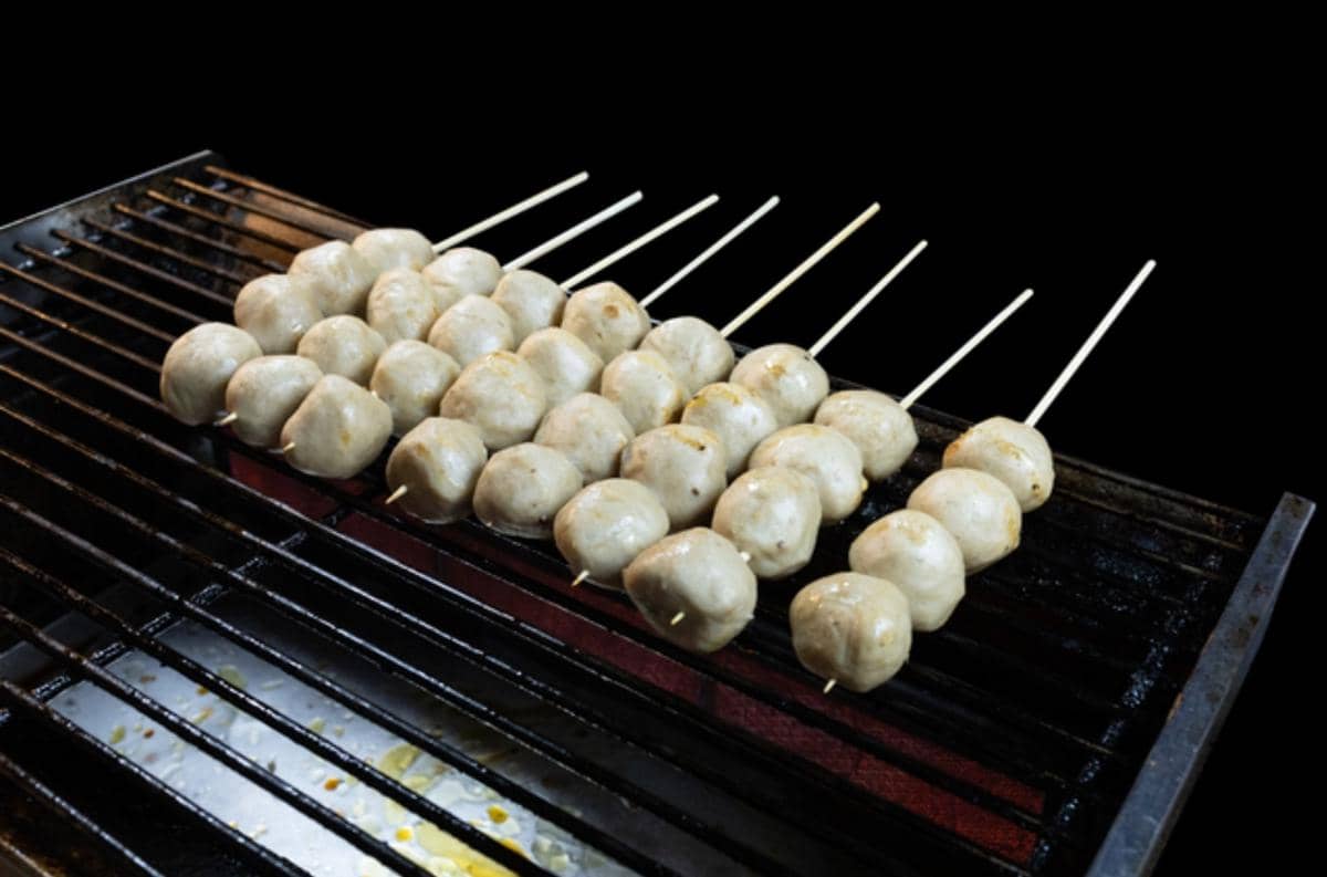 ilustrasi memanggang sate bola daging