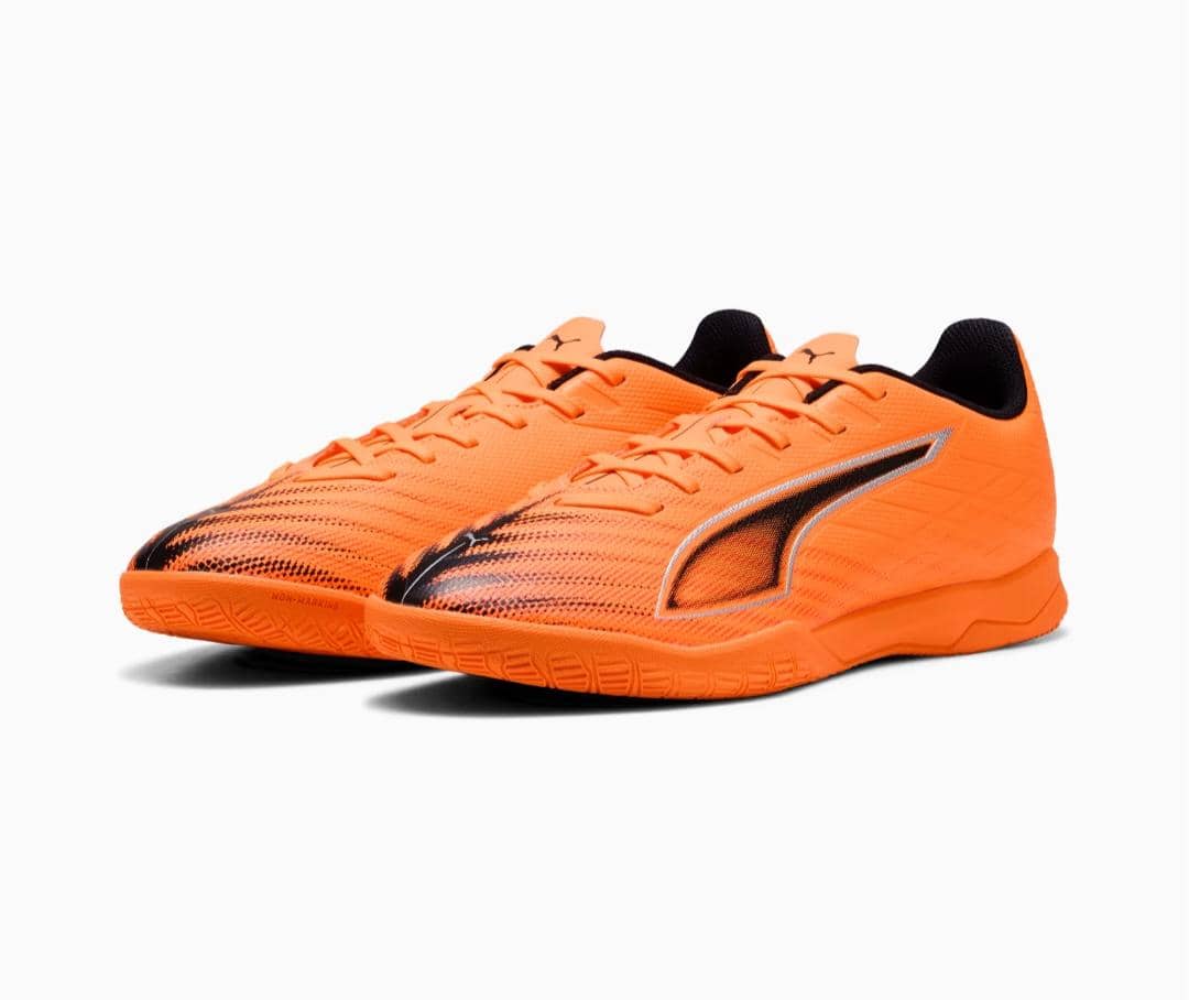 Sepasang sepatu futsal ULTRA 6 PLAY berwarna oranye dengan detail hitam di bagian depan dan logo di sisi samping.