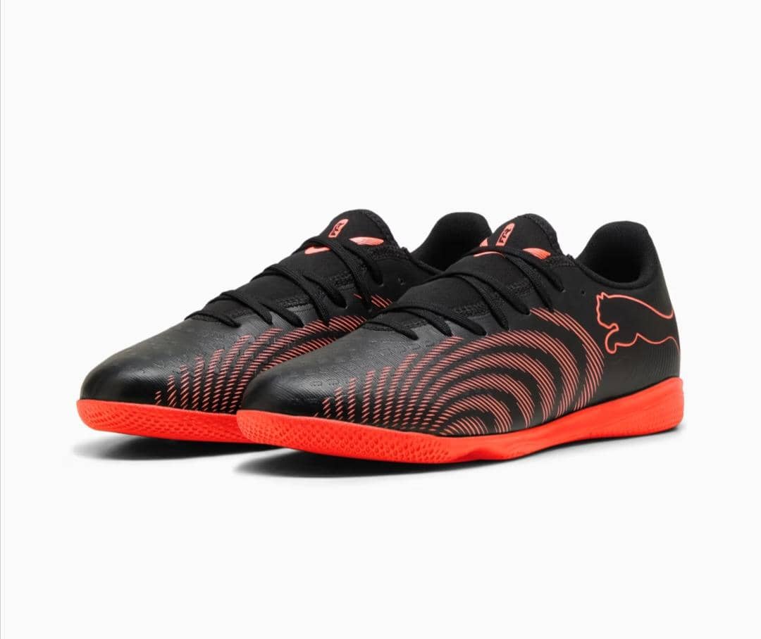 Sepatu futsal FUTURE 9 PLAY berwarna hitam dengan aksen oranye dan sol datar, dirancang untuk performa optimal di lapangan dalam ruangan.