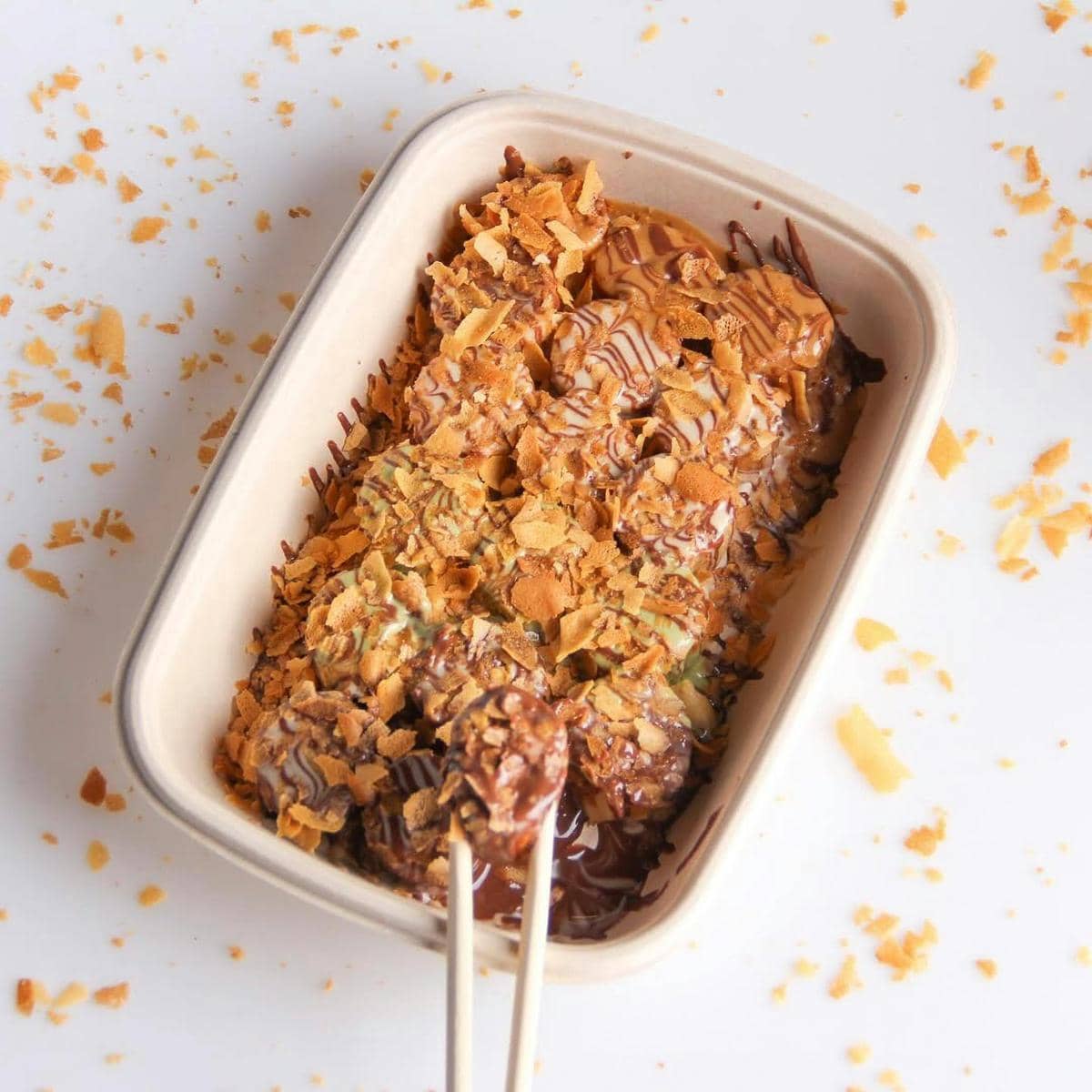 ilustrasi pisang goreng crispy dengan lelehan cokelat