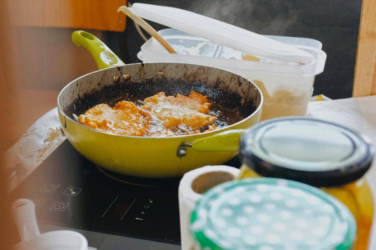 ilustrasi membuat pisang goreng crispy