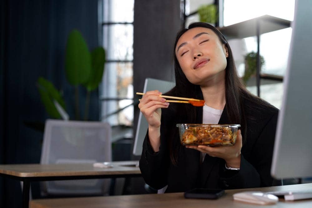 ilustrasi perempuan menikmati makanan
