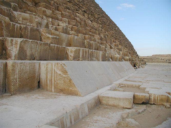 Batu pelapis yang masih tersisa di Piramida Agung Giza.
