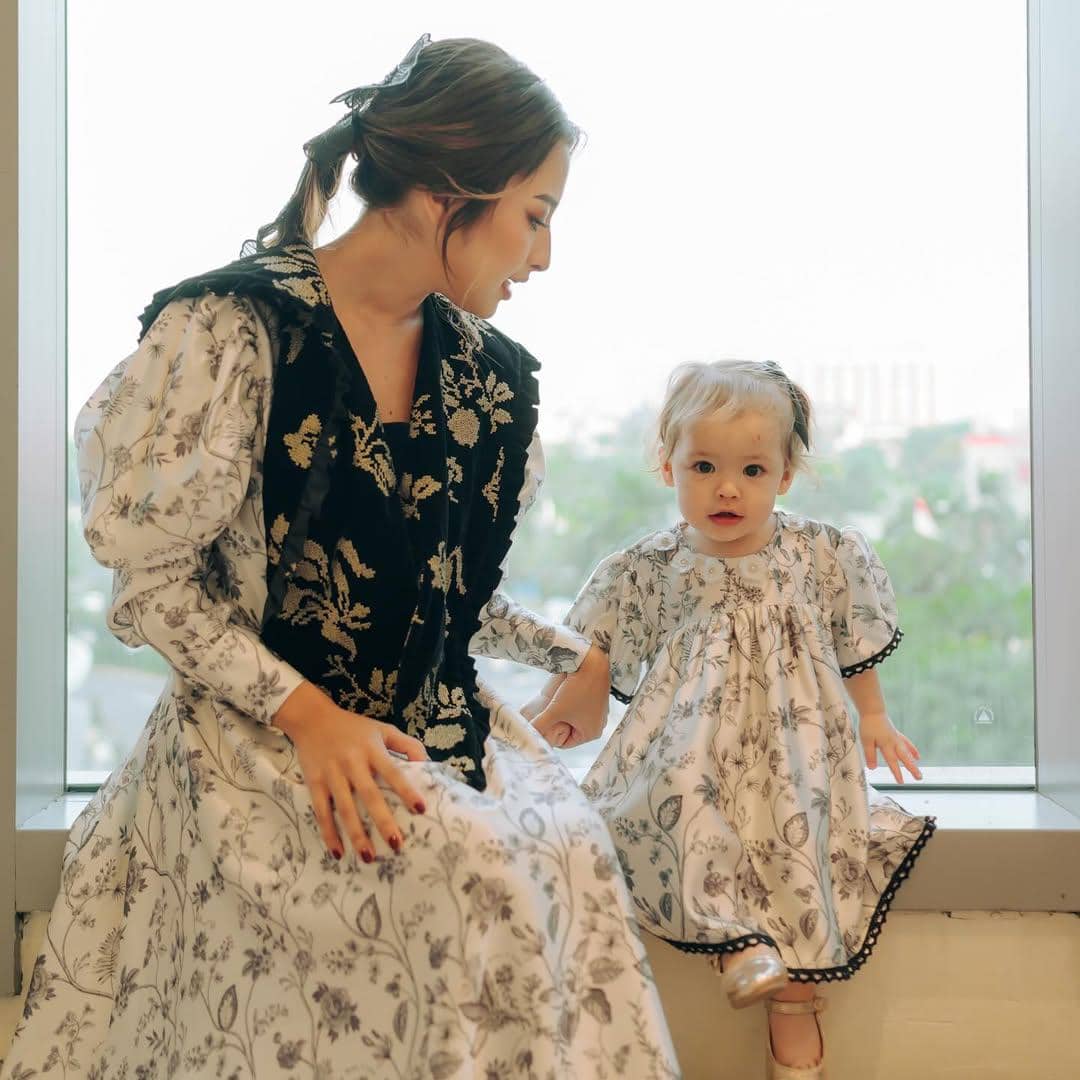 OOTD ibu anak ala Jennifer Coppen dan Kamari