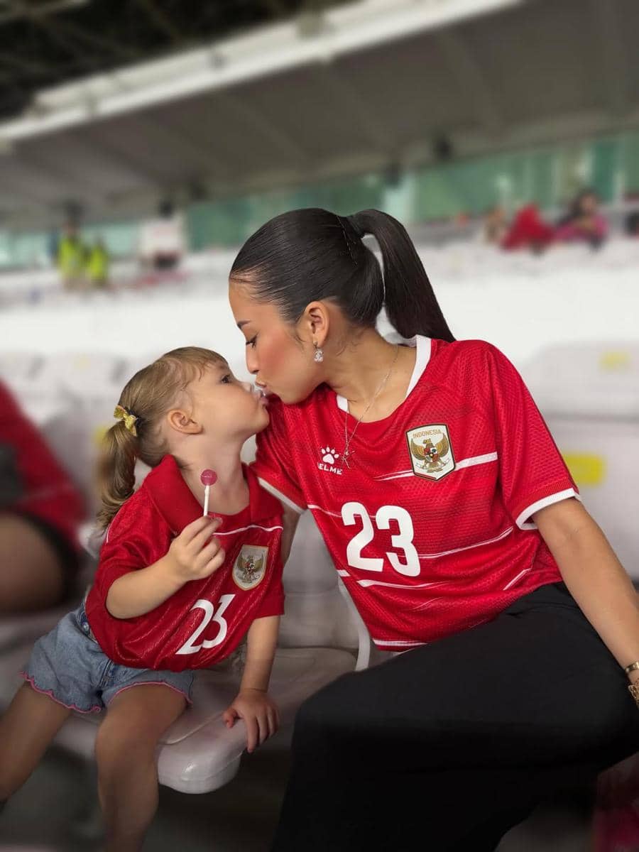 OOTD ibu anak ala Jennifer Coppen dan Kamari