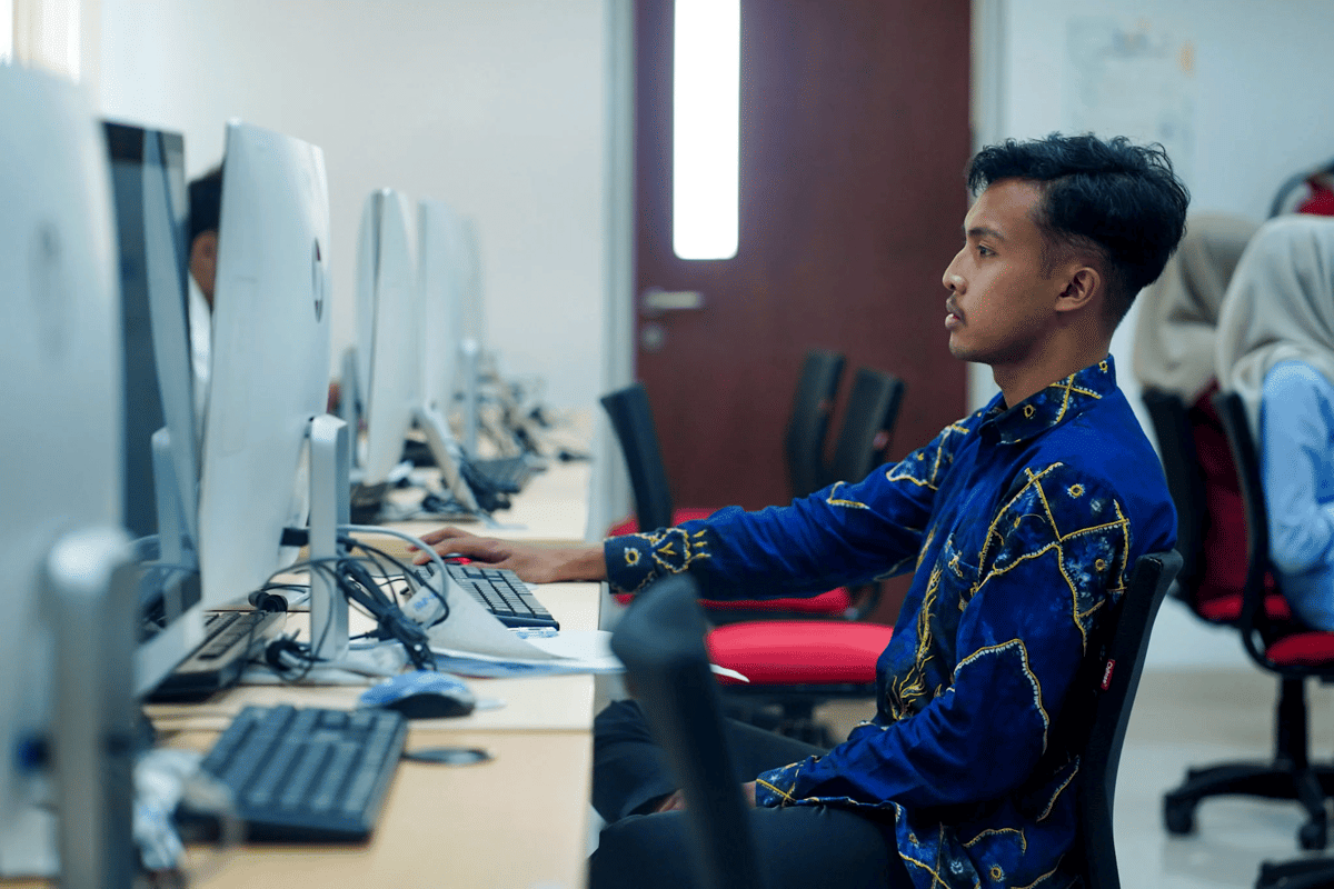 ilustrasi peserta sedang fokus mengerjakan soal UTBK