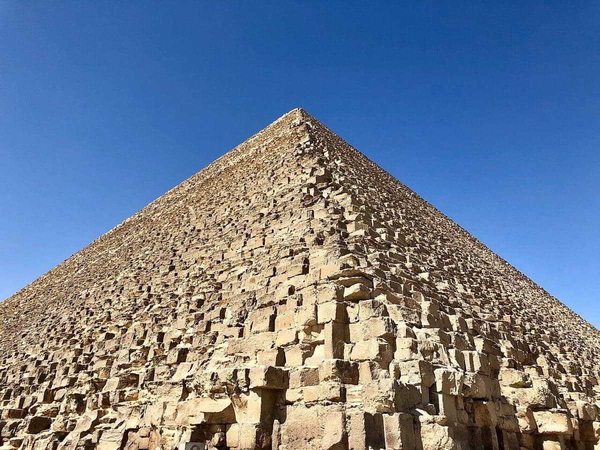 Tampilan jarak dekat dari blok batu Piramida Agung Giza.