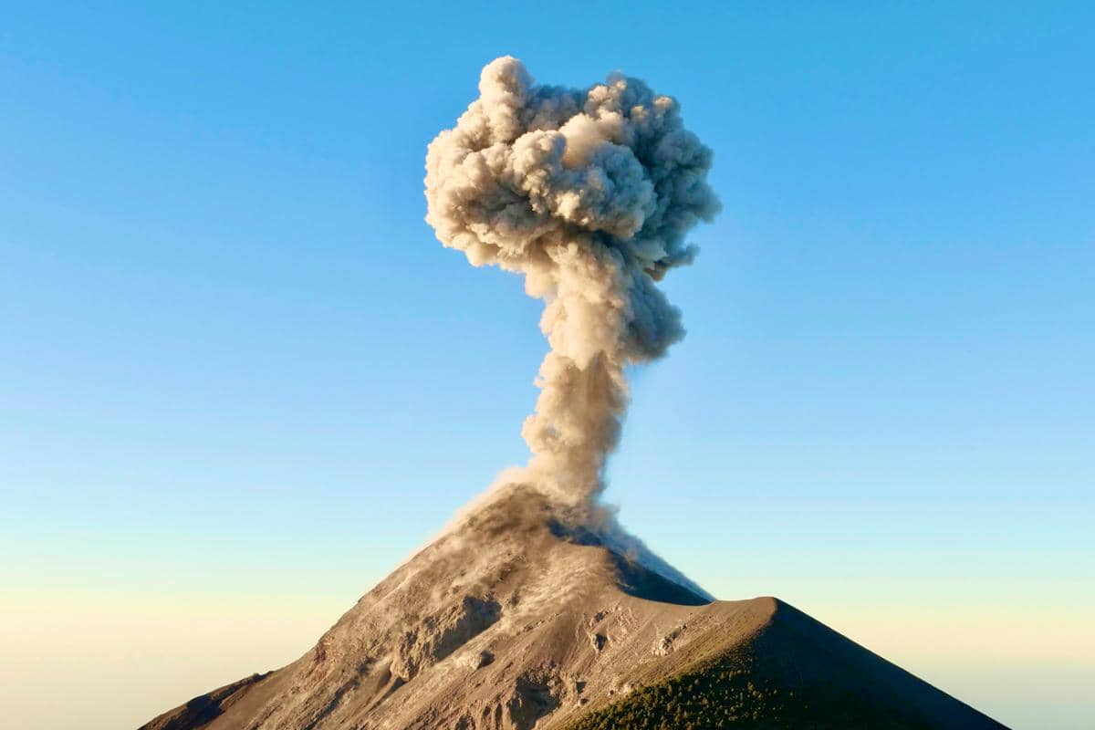 ilustrasi gunung berapi aktif (unsplash.com/Husha Bilimale)