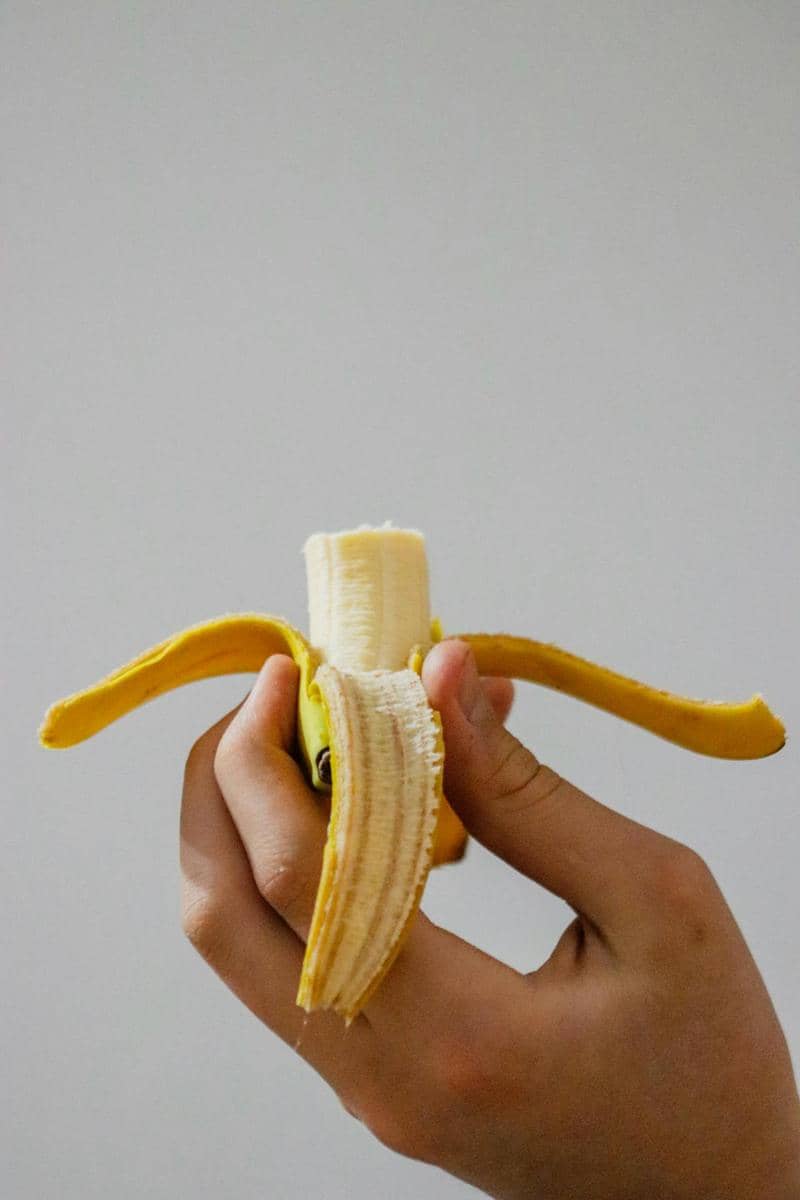 ilustrasi makan pisang 
