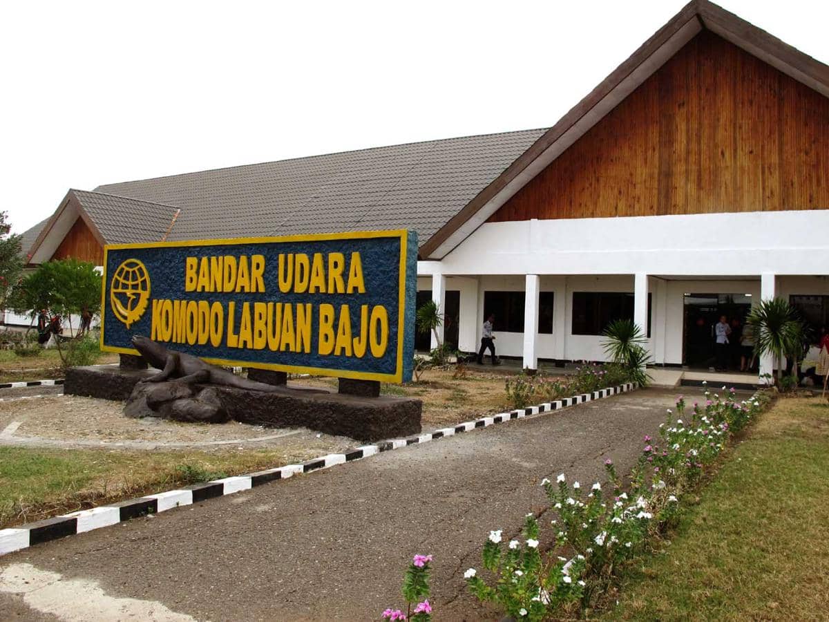 potret bekas gedung terminal Bandara Komodo