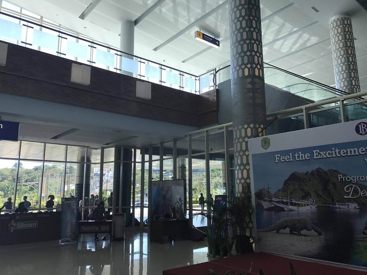 Pemandangan bagian dalam Bandara Komodo.