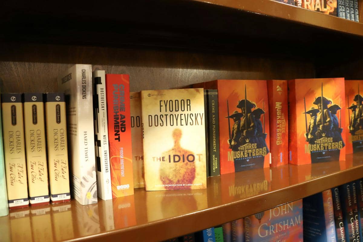 5 Manfaat Baca Buku Sastra Klasik bagi Kesehatan Mental