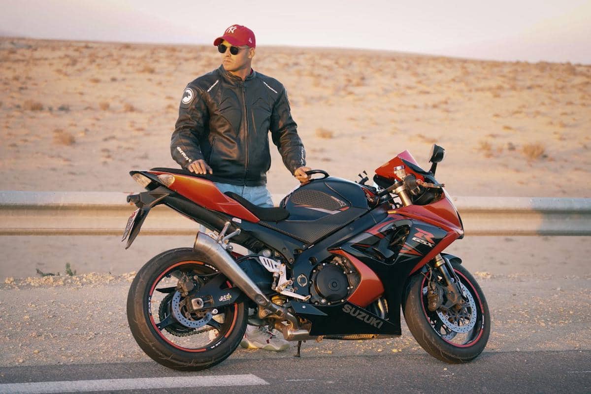 Ilustrasi jaket riding motor dengan desain pelindung yang dirancang untuk kenyamanan dan keamanan pengendara di jalan.