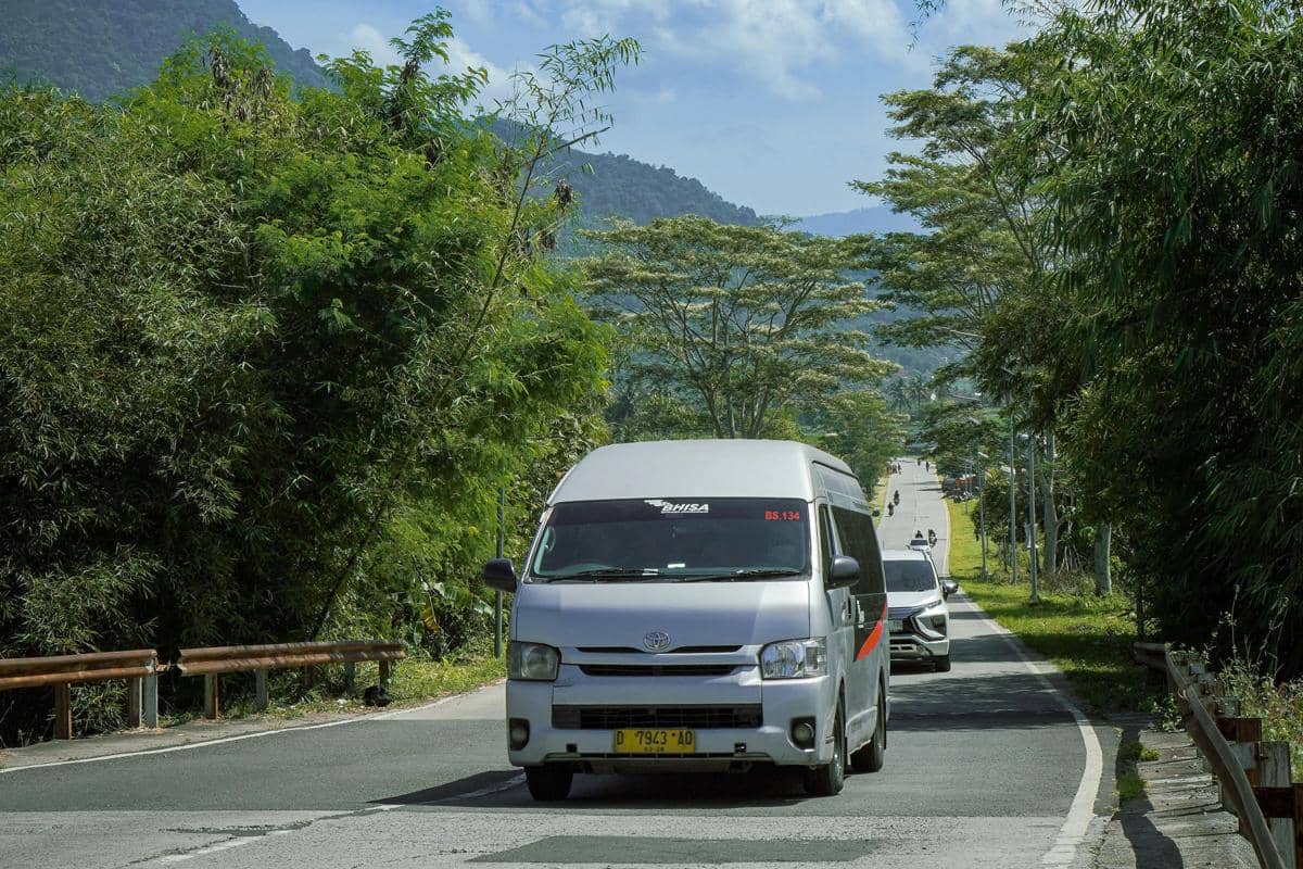 Ilustrasi penumpang travel reguler dengan armada MPV menuju Lumajang.