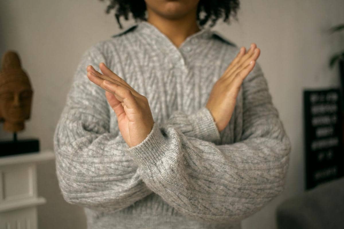 seorang wanita merespon menolak ajakan