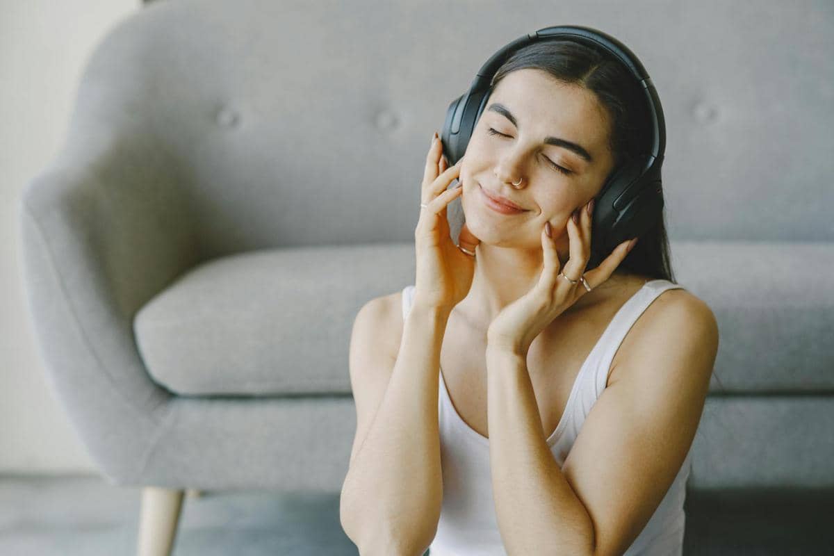 mendengarkan lagu favorit 