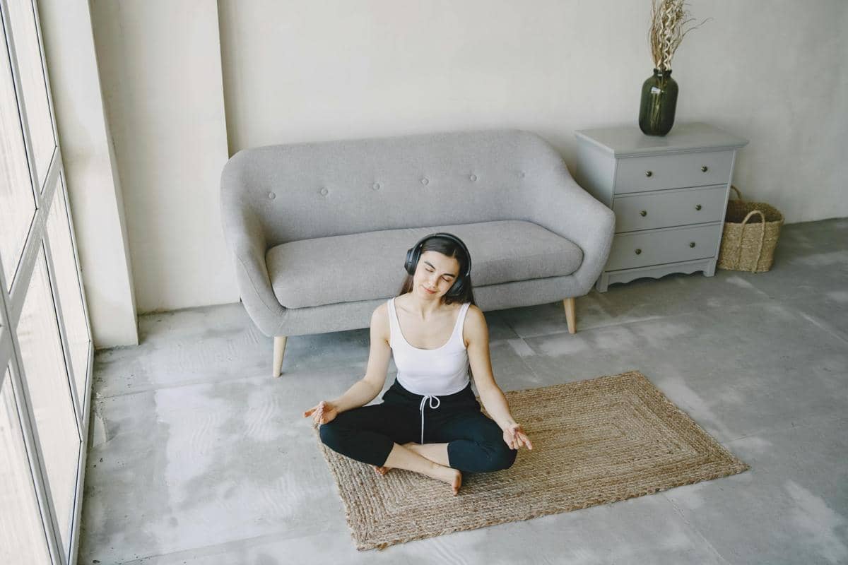 Ilustrasi Seorang Wanita Sedang Meditasi