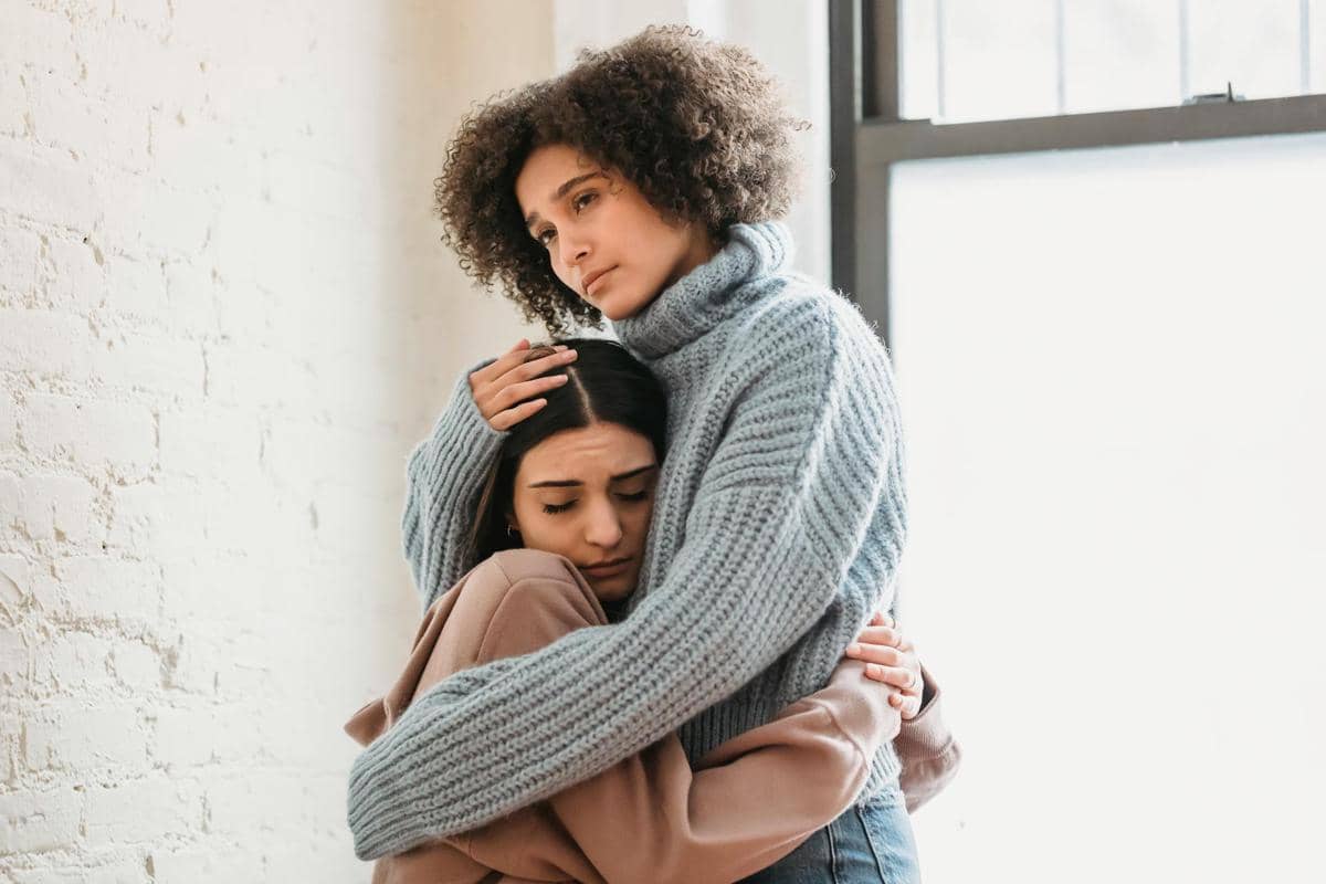 seroang wanita yang merasa sedih