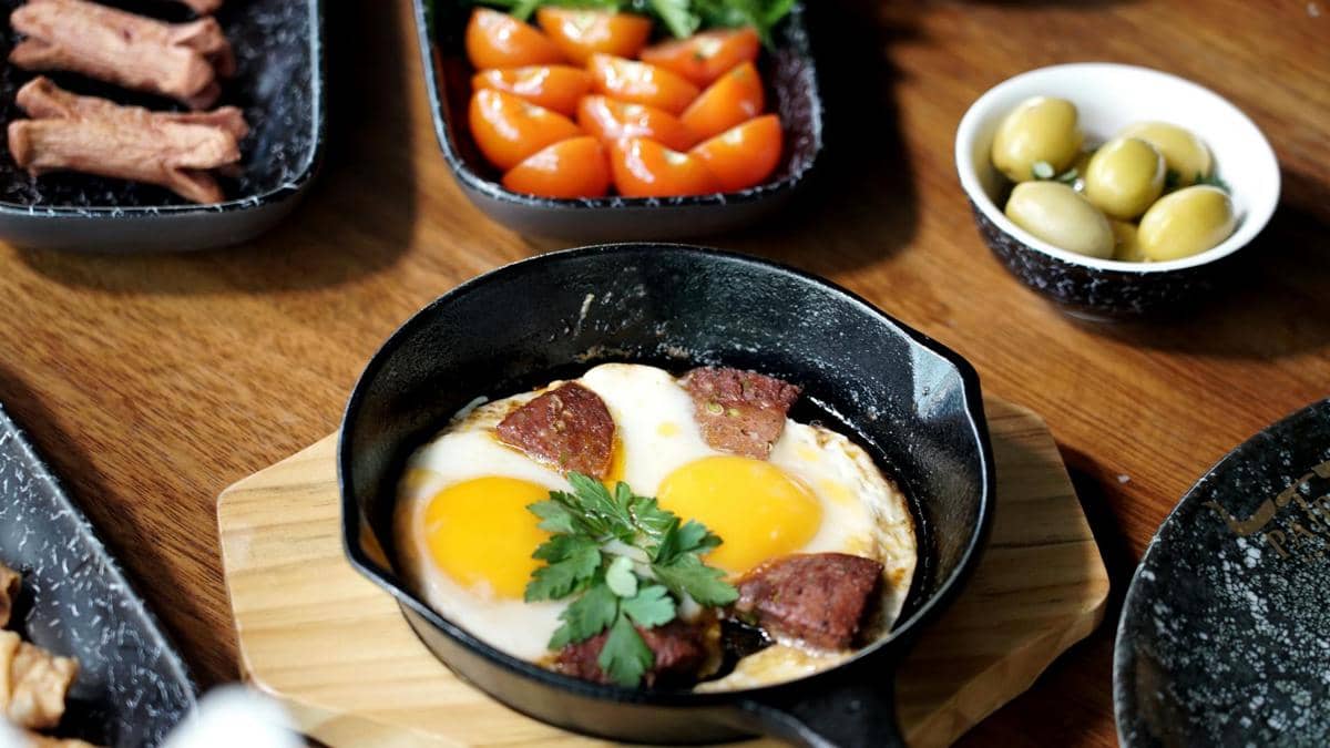 Resep Sosisli Yumurta, Sarapan Telur Sosis ala Turki yang Praktis