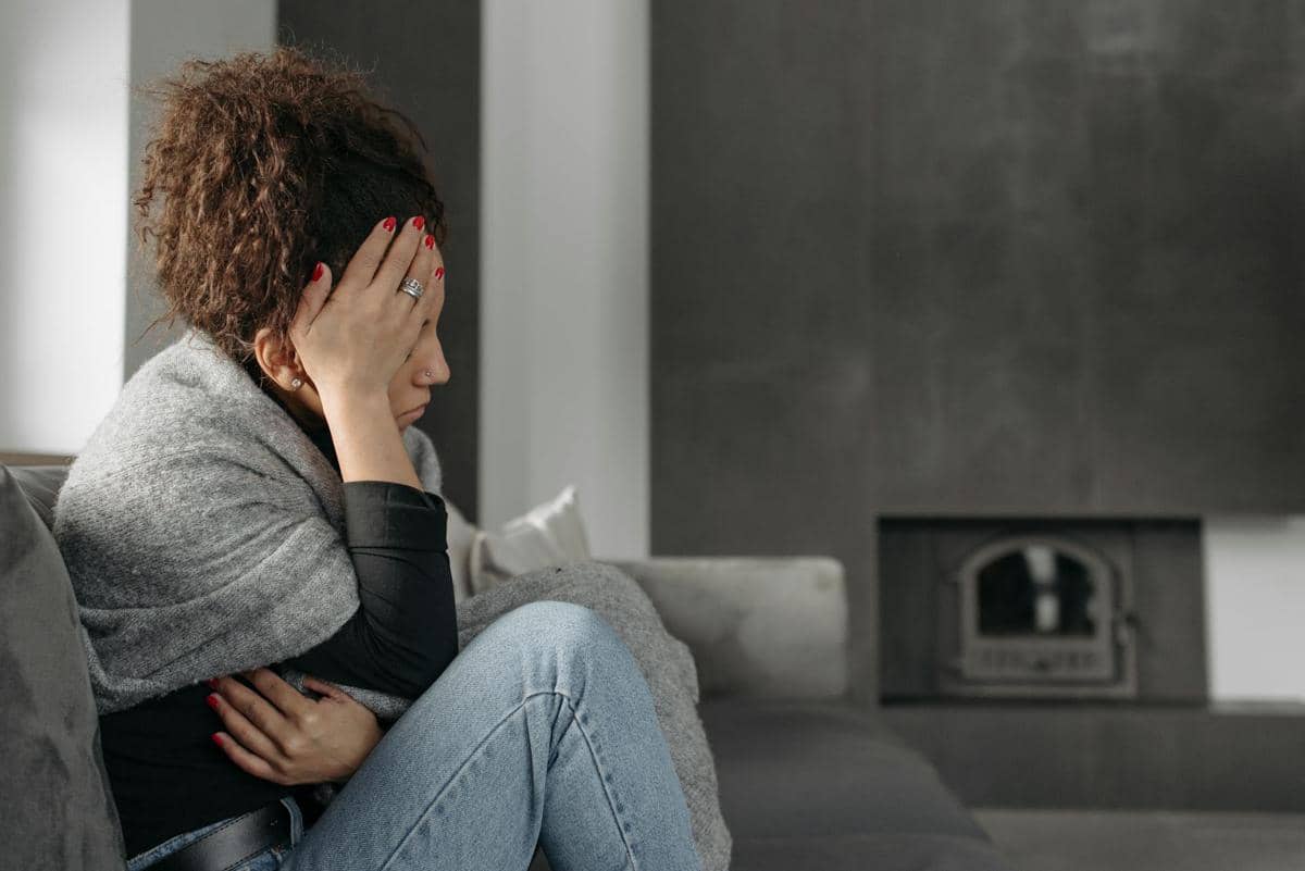 seorang wanita yang menyimpan kesedihan sendiri