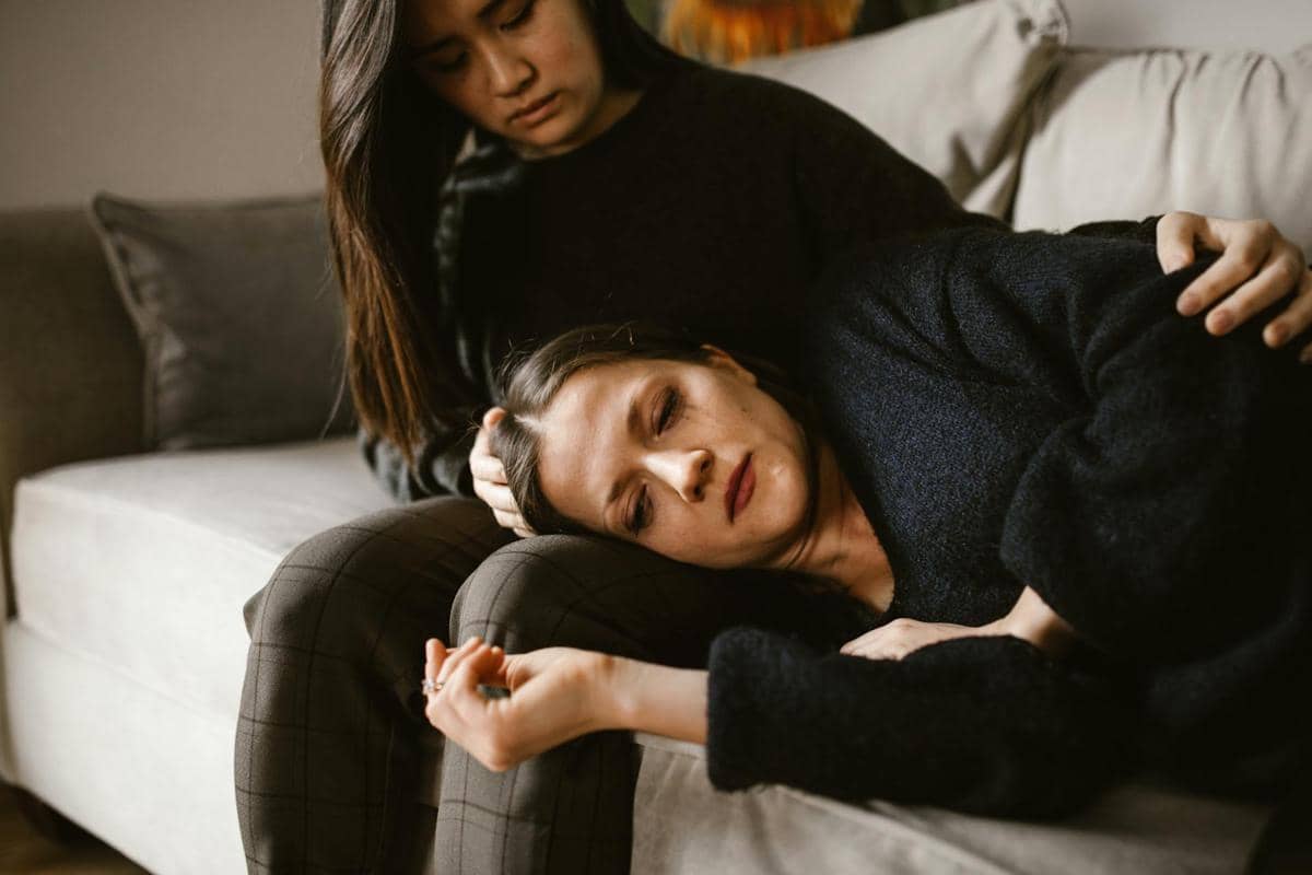 seroang wanita yang merasa sedih