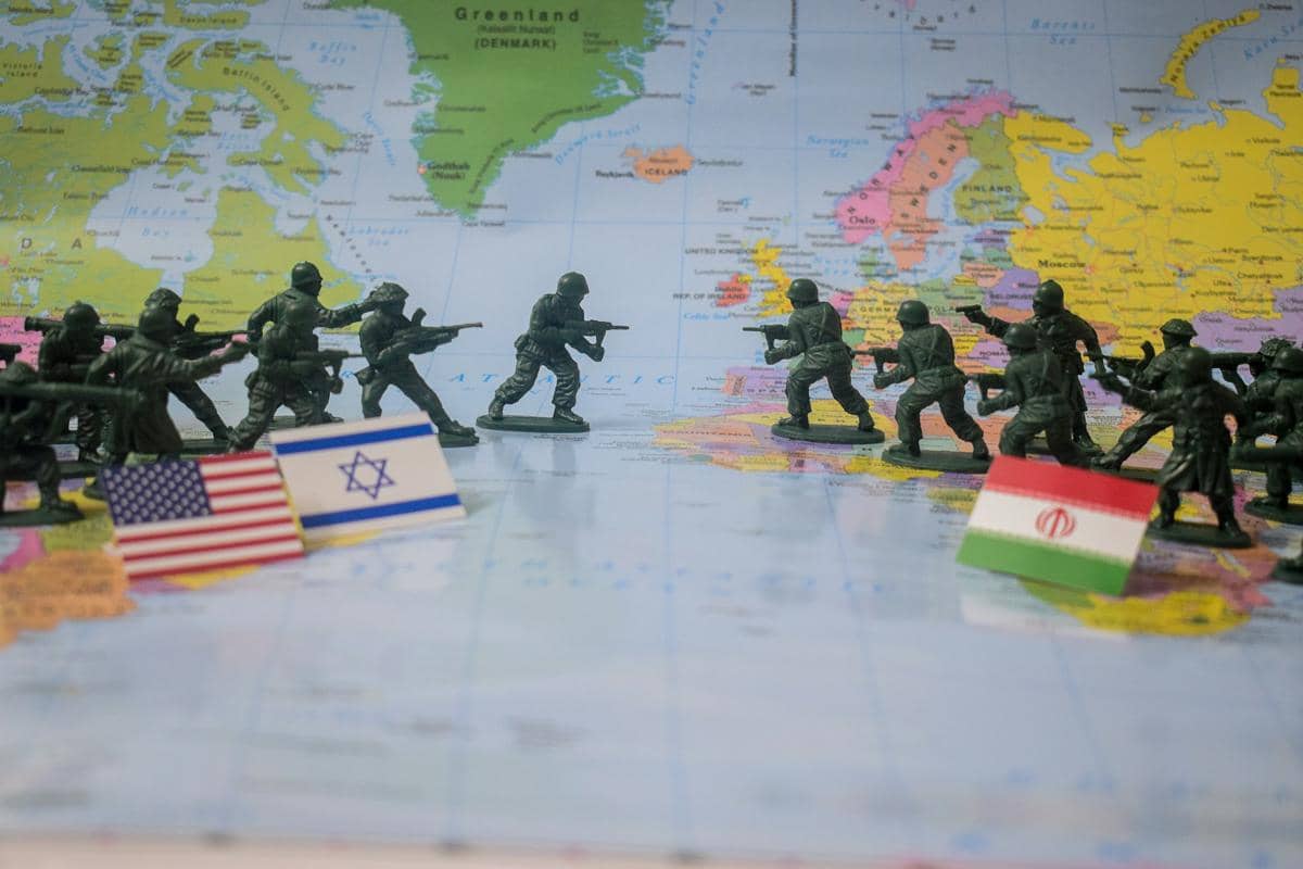 ilustrasi miniatur perang Iran vs US-Israel