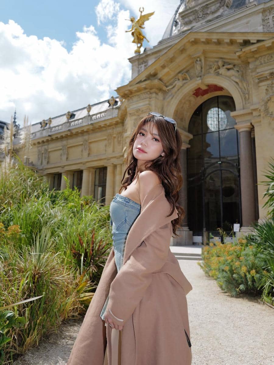 Regina Phoenix jalan-jalan sendiri di Paris