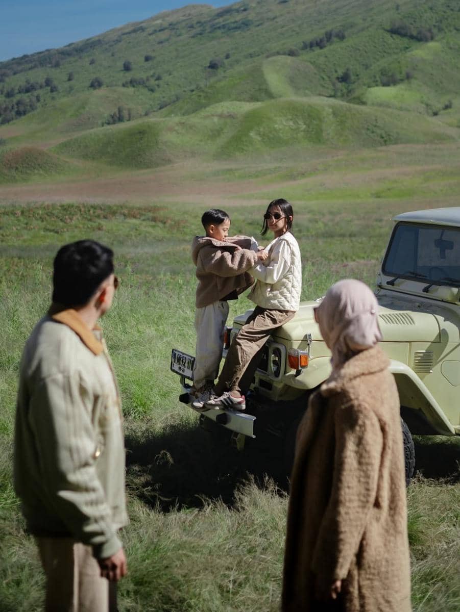Photoshoot keluarga Poppy Bunga saat berlibur di Gunung Bromo
