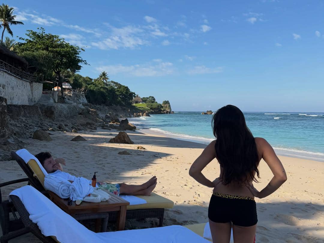 Valerie Thomas liburan di Pulau Sumba