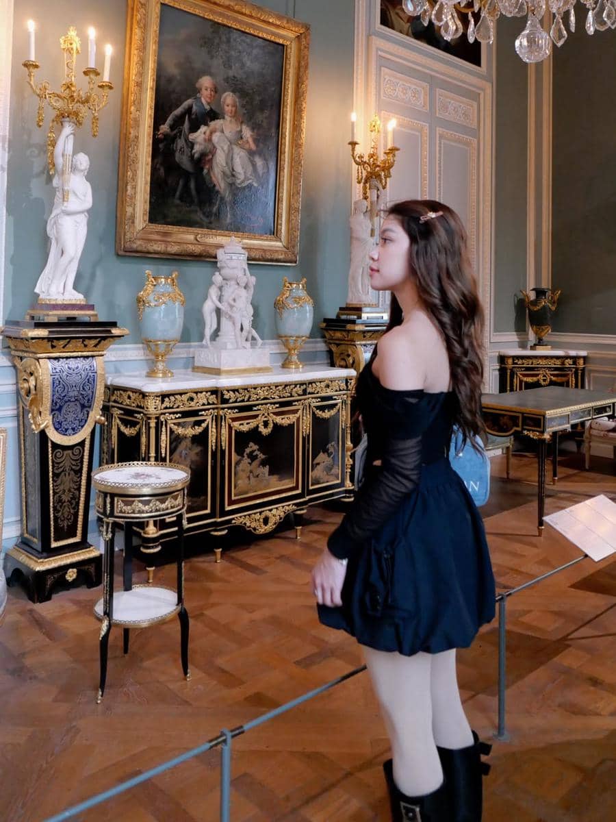 Regina Phoenix jalan-jalan sendiri di Paris