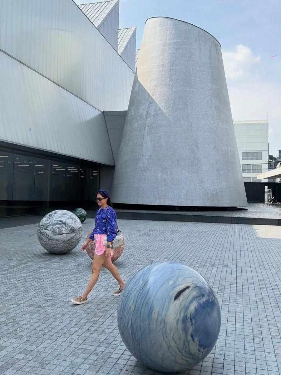Kenes Andari dan Winky Wiryawan ke museum DIB Bangkok