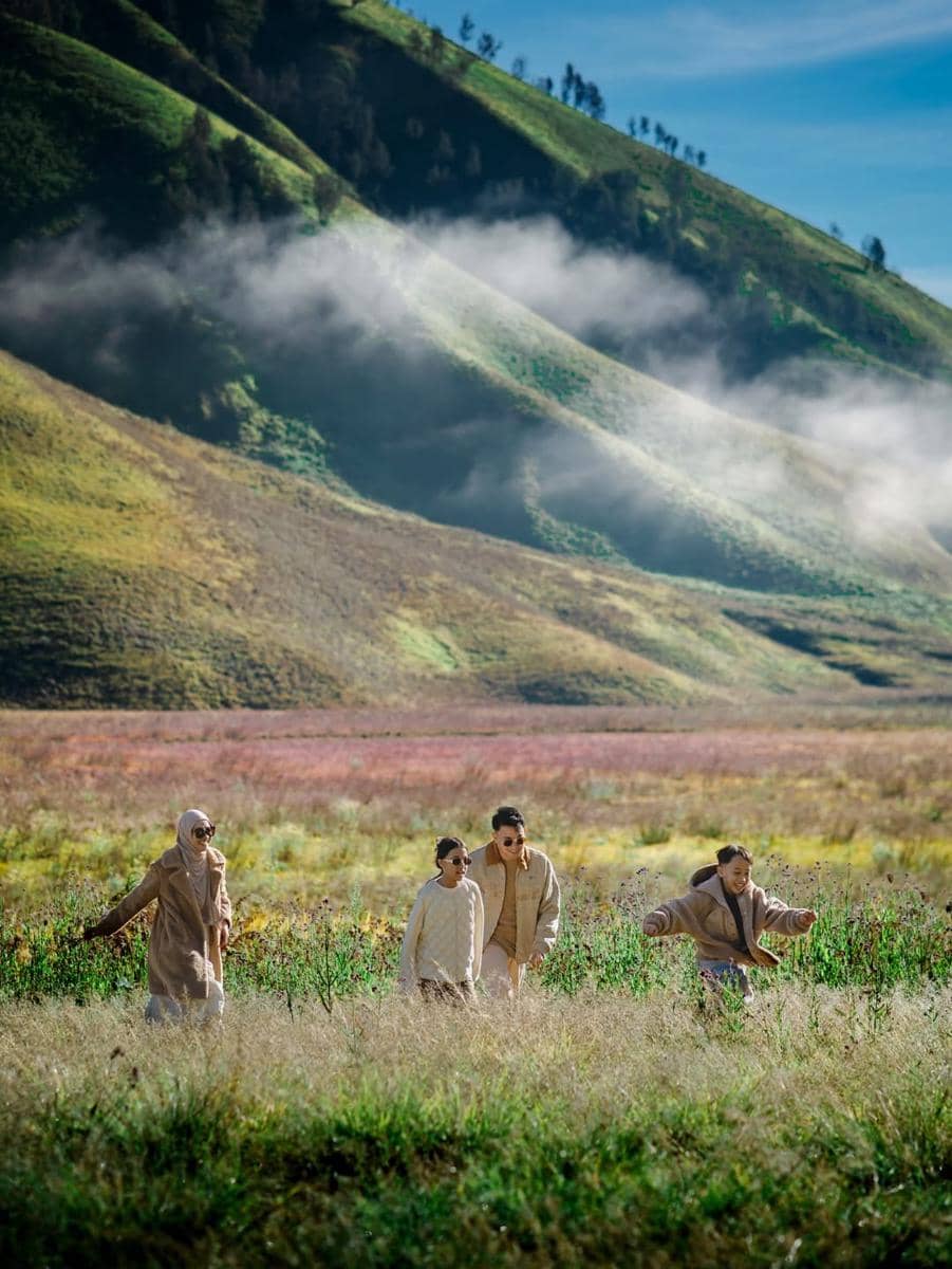 Photoshoot keluarga Poppy Bunga saat berlibur di Gunung Bromo