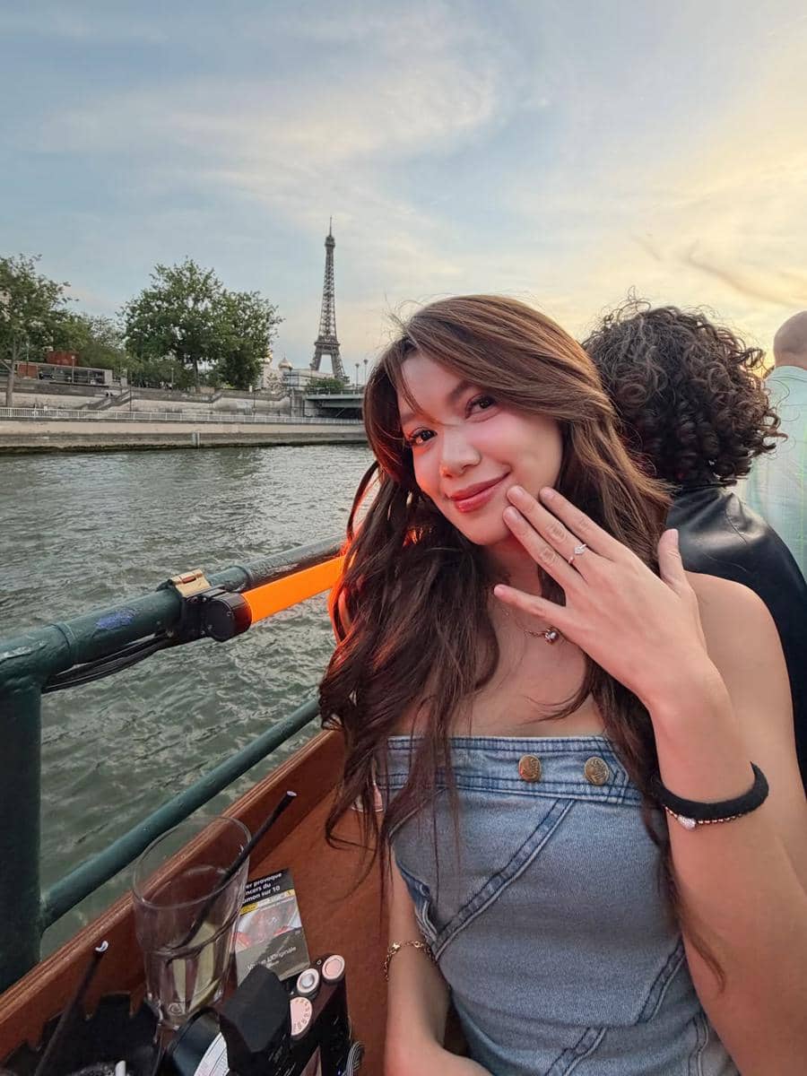 Regina Phoenix jalan-jalan sendiri di Paris