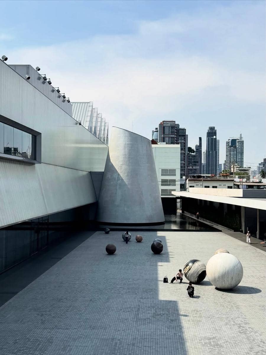 Kenes Andari dan Winky Wiryawan ke museum DIB Bangkok