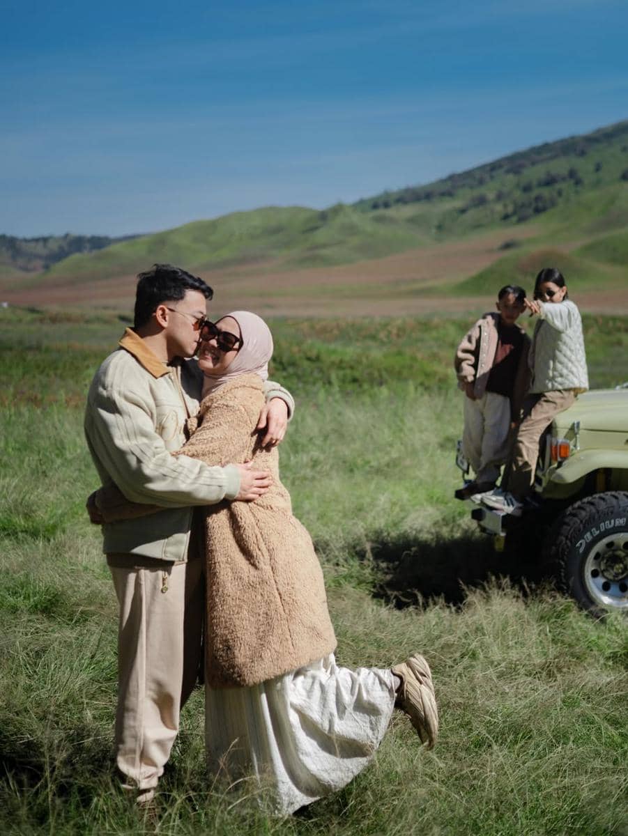 Photoshoot keluarga Poppy Bunga saat berlibur di Gunung Bromo