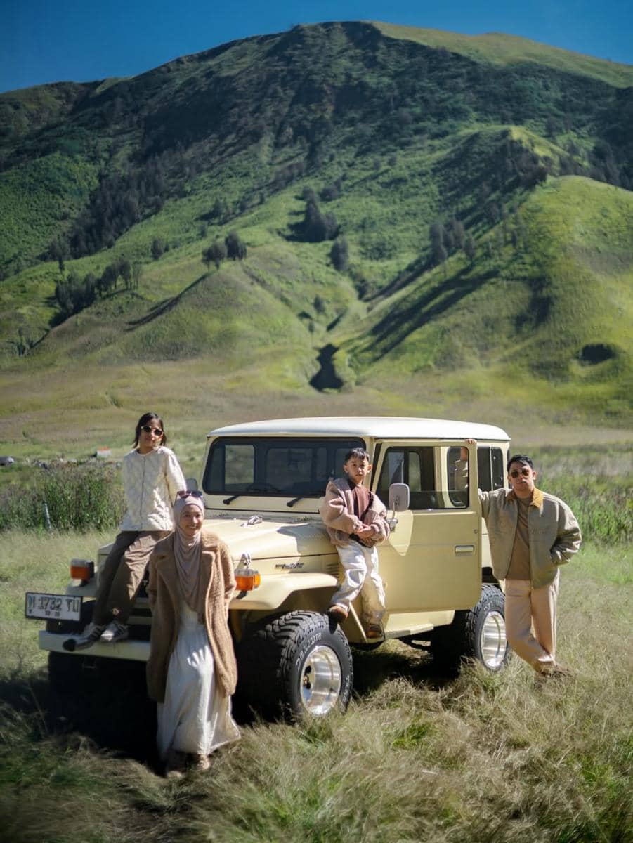 Photoshoot keluarga Poppy Bunga saat berlibur di Gunung Bromo