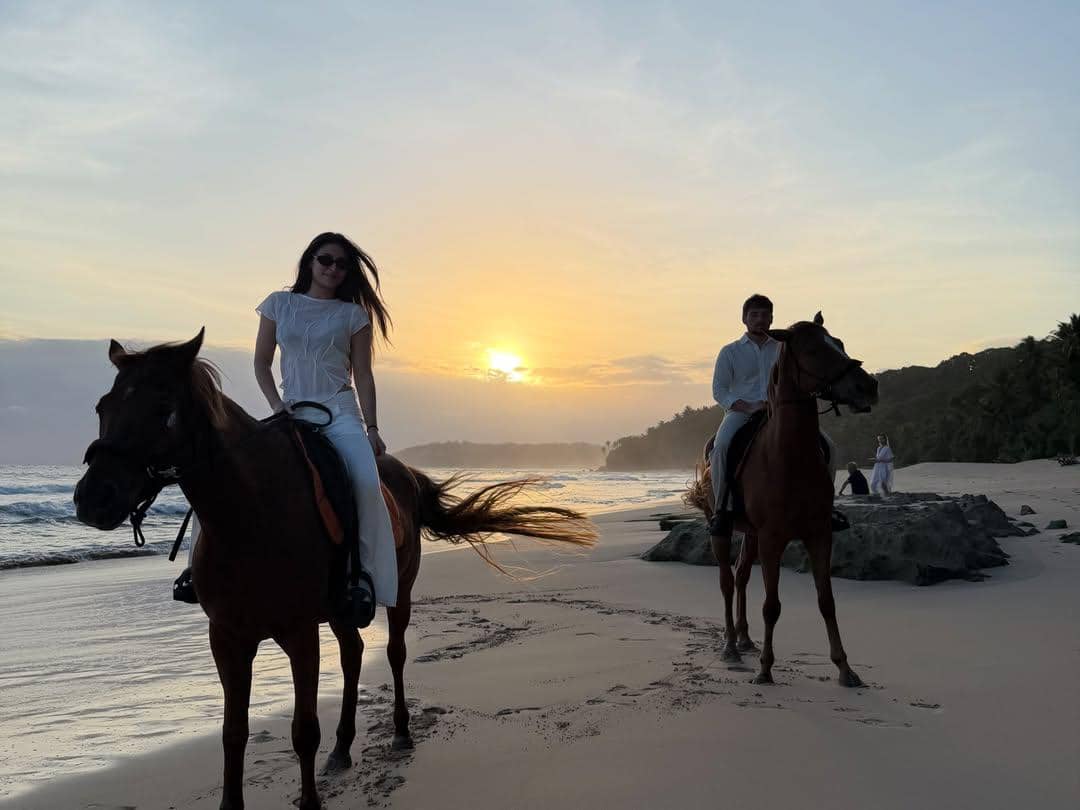 Valerie Thomas liburan di Pulau Sumba