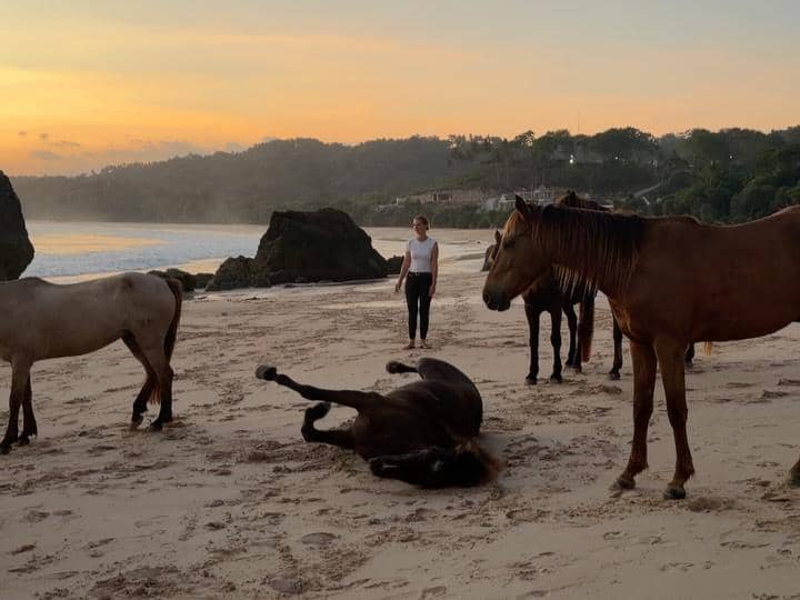 Valerie Thomas liburan di Pulau Sumba