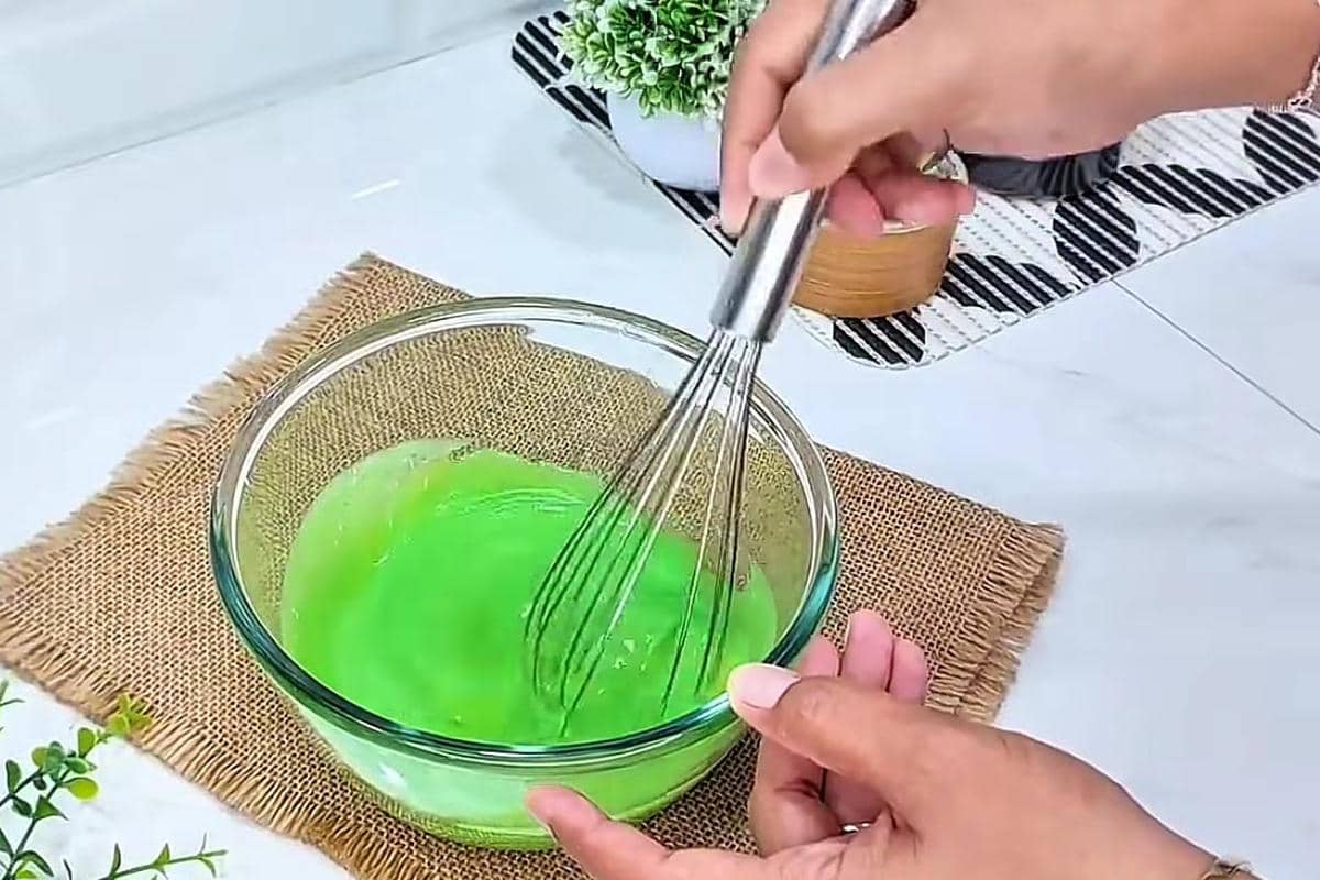 ilustrasi membuat adonan ogura cake pandan
