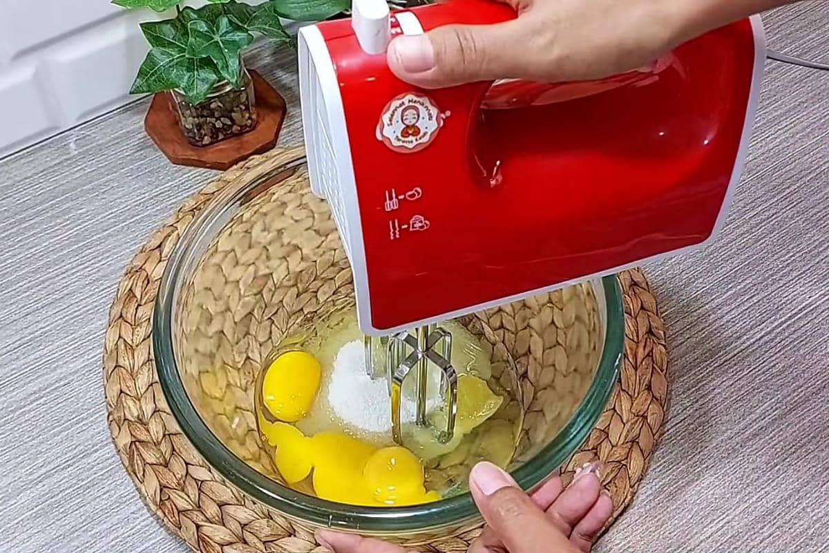 ilustrasi membuat adonan bolu pandan ombre kukus (YouTube.com/Ryanares kitchen)