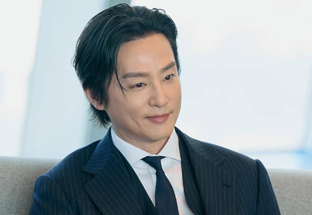 Kwon Yul di drama Fifties Professionals