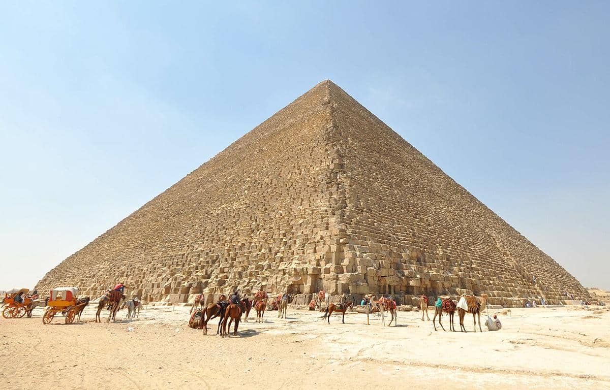 Momen turis di Piramida Agung Giza.