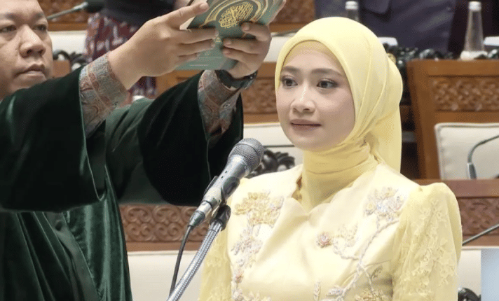 Adela Kanasya Resmi Gantikan Sang Ayah Adies Kadir Jadi Anggota DPR 